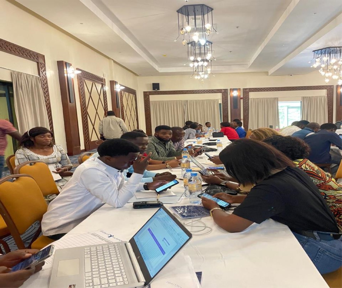 Participants utilisant l'application To Fongola Miso à Goma