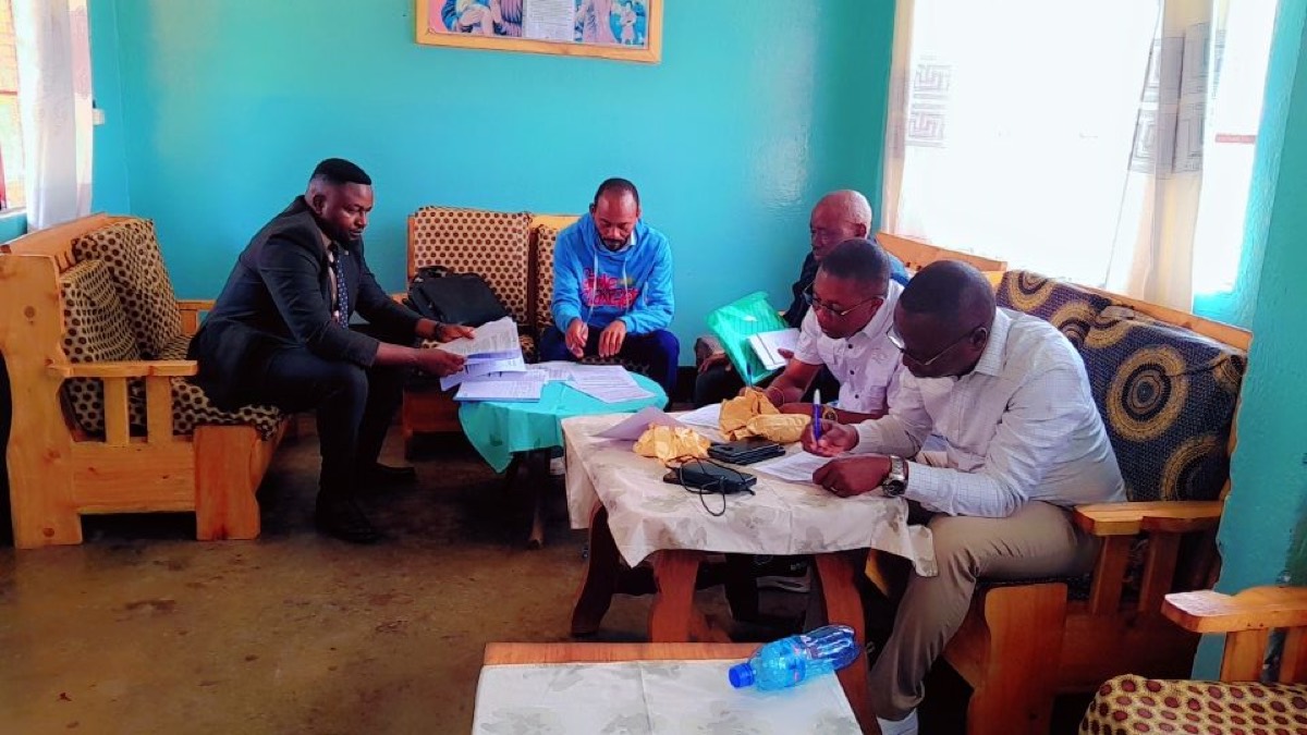 Séance de travail de proximité de l'équipe Dignité Humaine au Kivu, dans le cadre du projet VBG